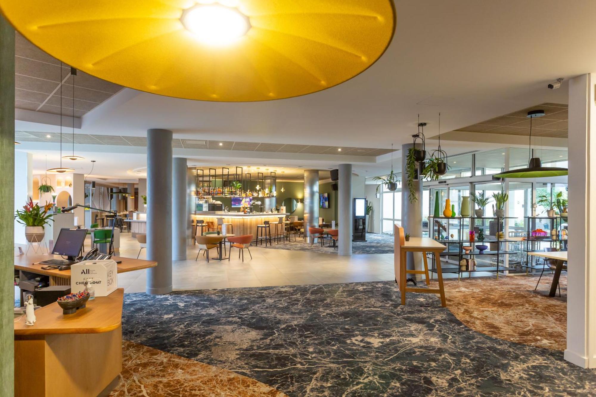Novotel Бурж Екстериор снимка