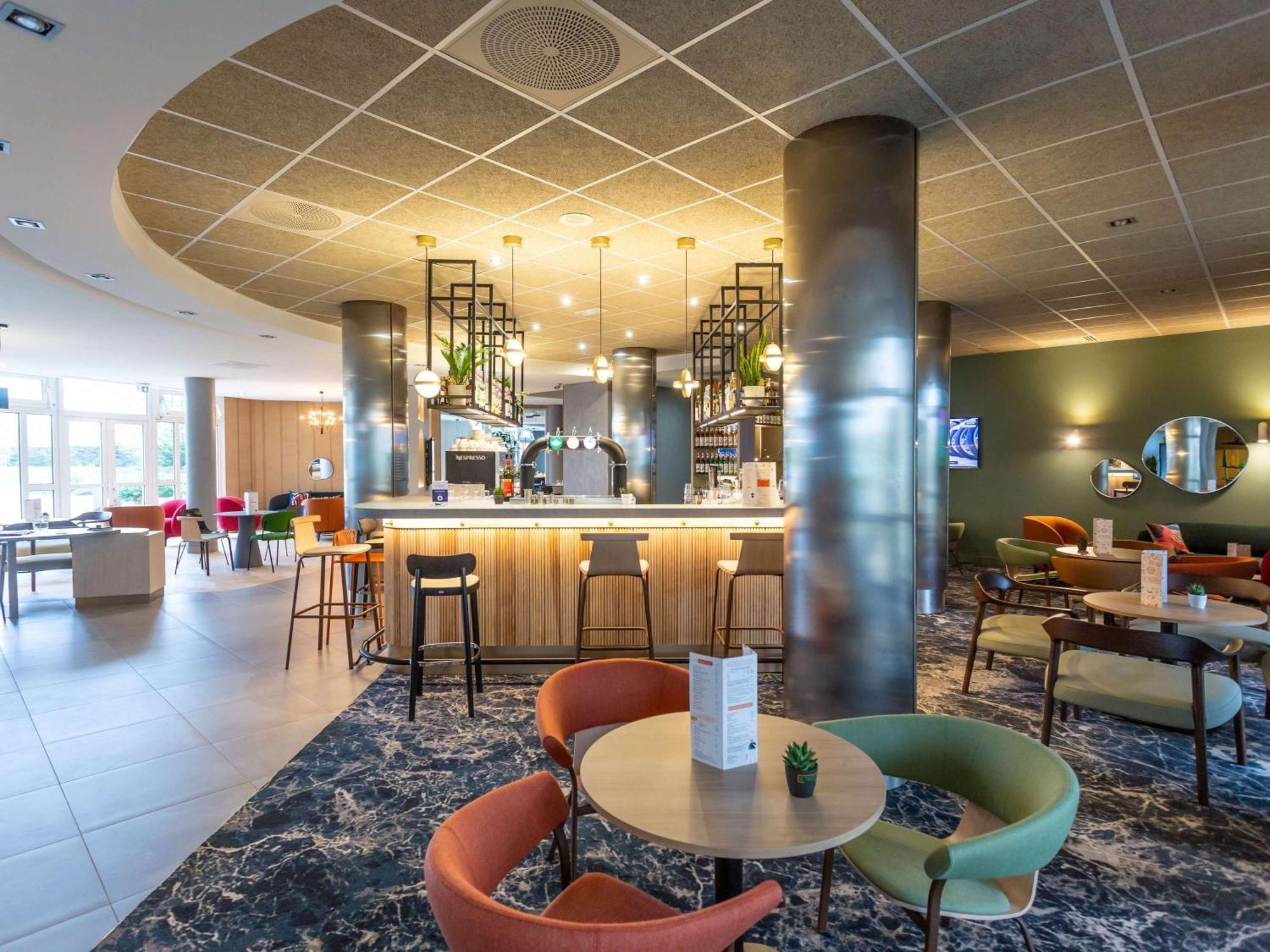 Novotel Бурж Екстериор снимка